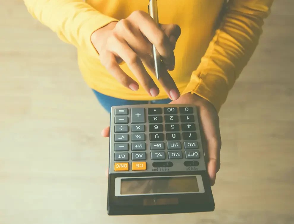 women holding her calculator