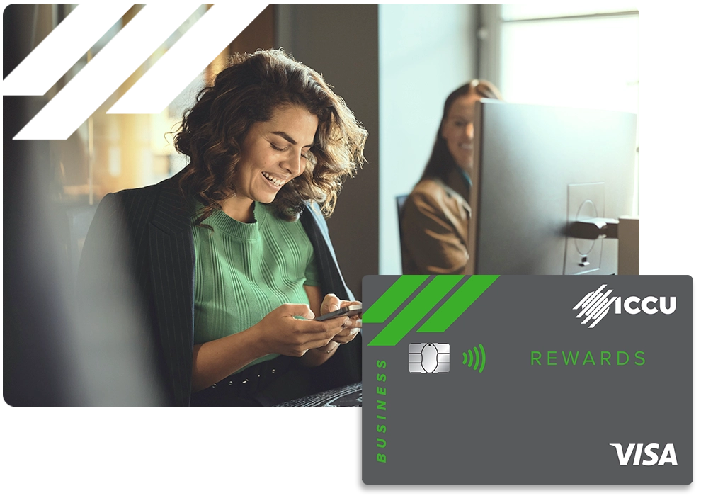 Una señora mirando su teléfono con un gráfico de la Tarjeta de Crédito ICCU Business Rewards